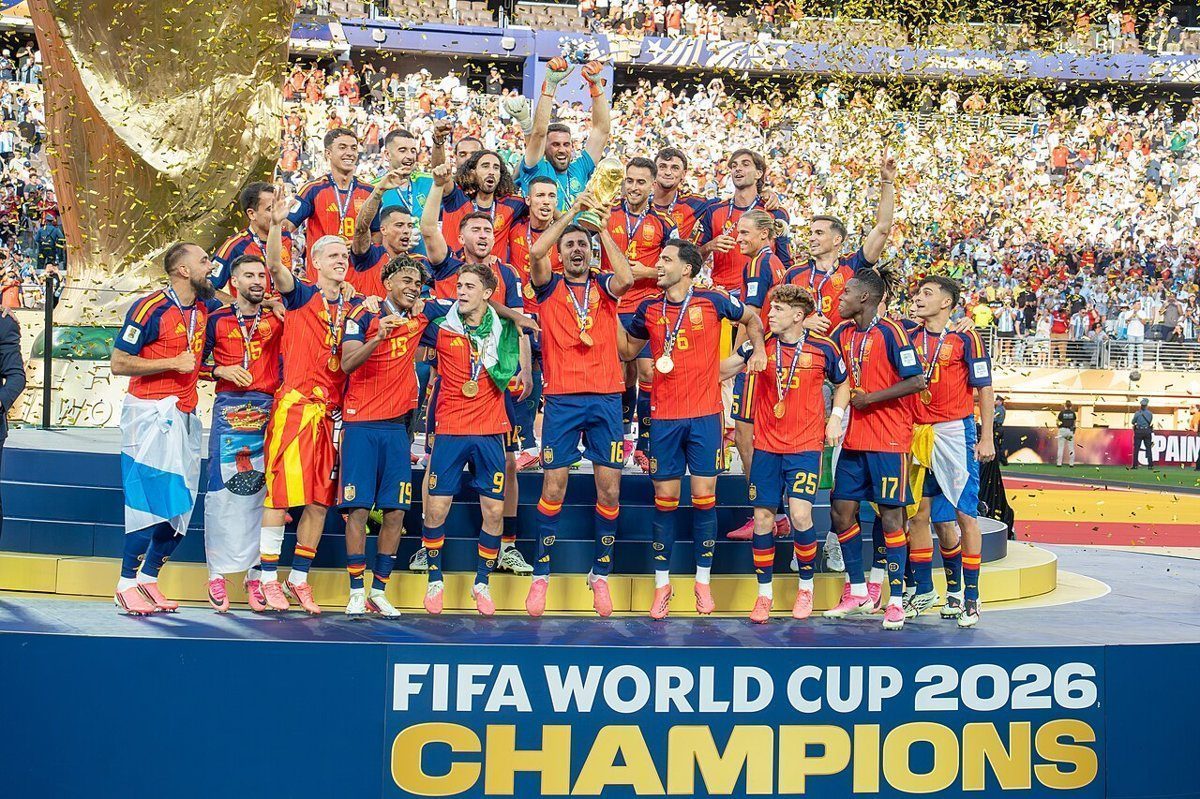 Spain lift the trophy after beating Argentina 1–0 in the World Cup 2026 final (19/07/2026). Source: Wikimedia Commons