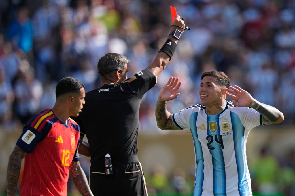 Referee Slavko Vincic shows Enzo Fernández a red card in the 93rd minute, leaving Argentina with 10 men for extra time.