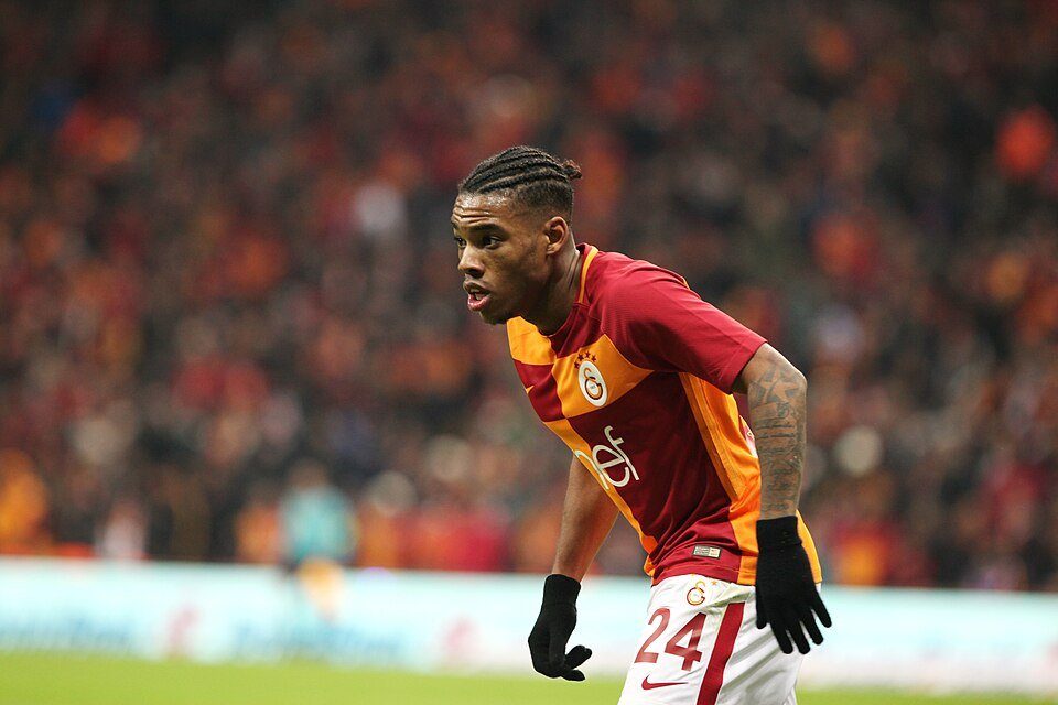 Ảnh tư liệu: Garry Rodrigues trong màu áo CLB Galatasaray (đỏ - vàng, số 24), thi đấu trước khán đài đông cổ động viên. Nguồn: Wikimedia Commons
