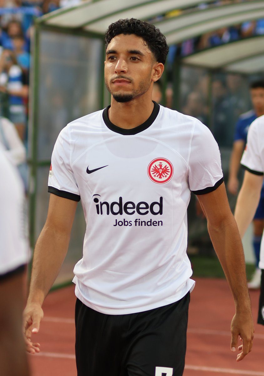 Ảnh tư liệu: Omar Marmoush trong màu áo CLB Eintracht Frankfurt (áo trắng, tài trợ Indeed). Nguồn: Wikimedia Commons