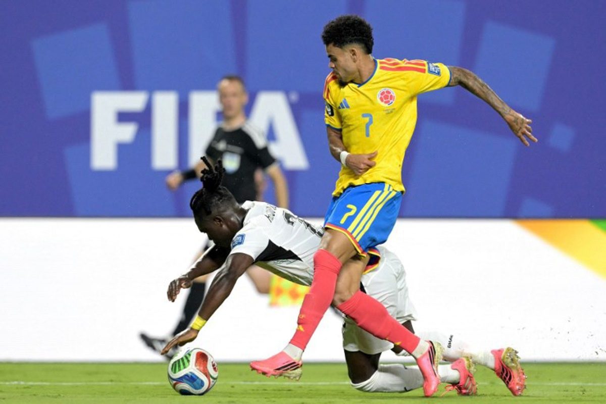 Luis Diaz vượt qua hậu vệ Ghana trong chiến thắng vòng 1/16 của Colombia. Nguồn: Getty Images