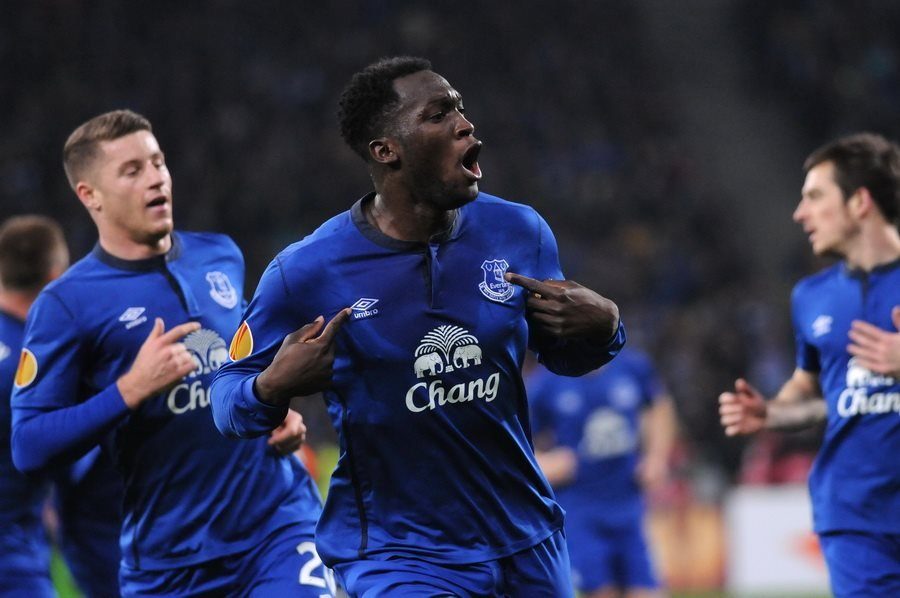 Ảnh tư liệu: Romelu Lukaku ăn mừng bàn thắng trong màu áo CLB Everton (áo xanh, nhà tài trợ Chang), phía sau là đồng đội (không phải trận này). Nguồn: Wikimedia Commons