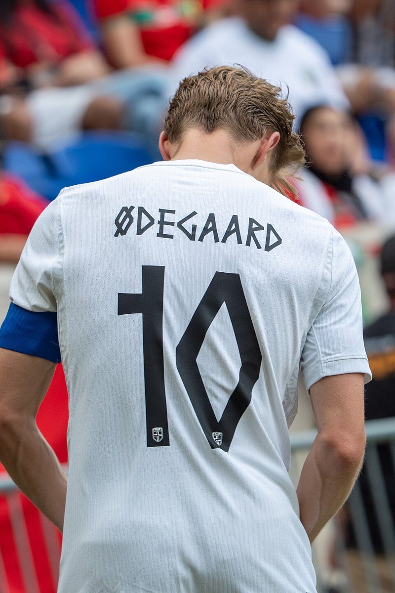 Archive photo: Martin Ødegaard (number 10, captain) in a Norway shirt, seen from behind. Source: Wikimedia Commons.