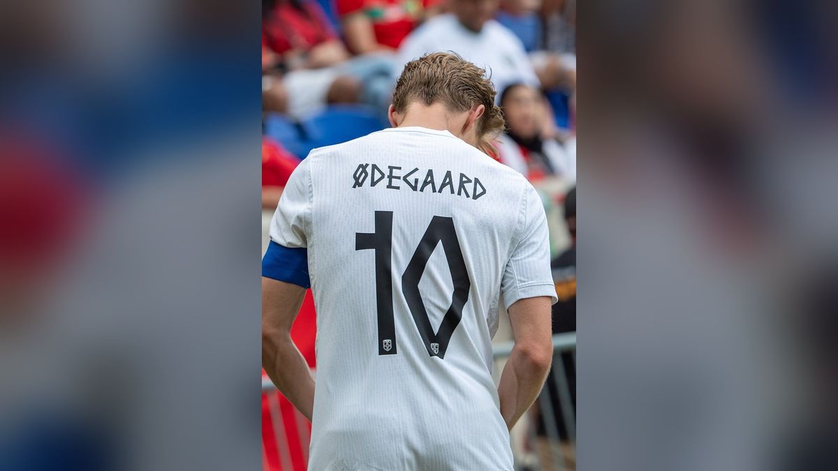 Ảnh tư liệu: Martin Ødegaard (số 10, đội trưởng) trong màu áo đội tuyển Na Uy, nhìn từ phía sau. Nguồn: Wikimedia Commons.