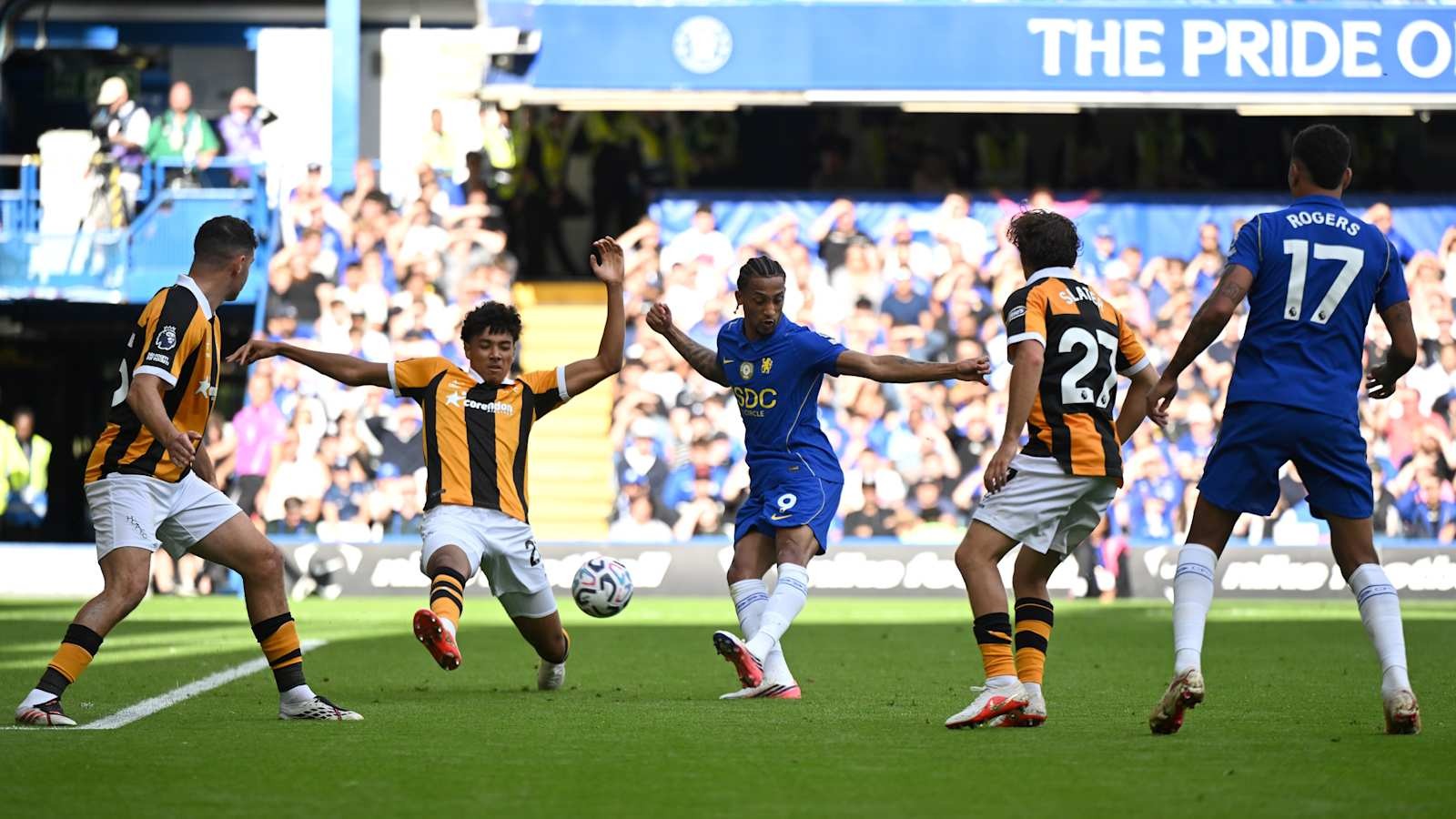 João Pedro dứt điểm trong màu áo Chelsea trên sân Stamford Bridge. Nguồn: Getty Images