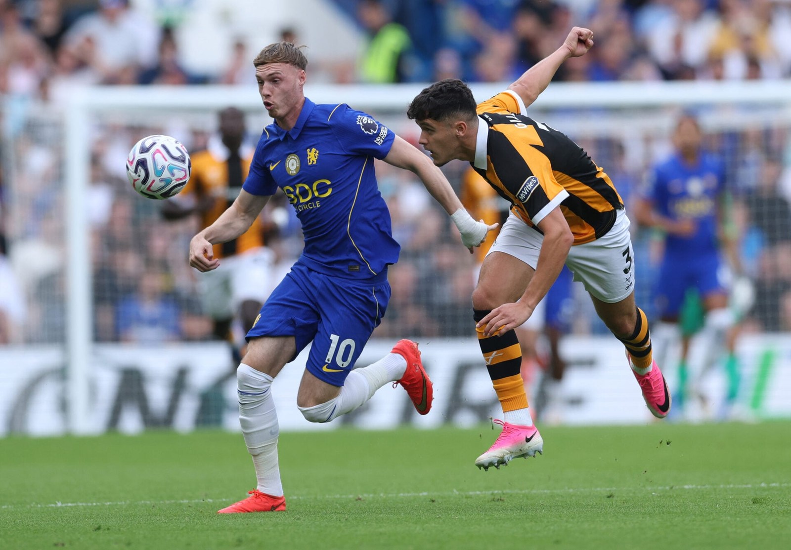Cole Palmer đi bóng trong màu áo Chelsea. Nguồn: Getty Images