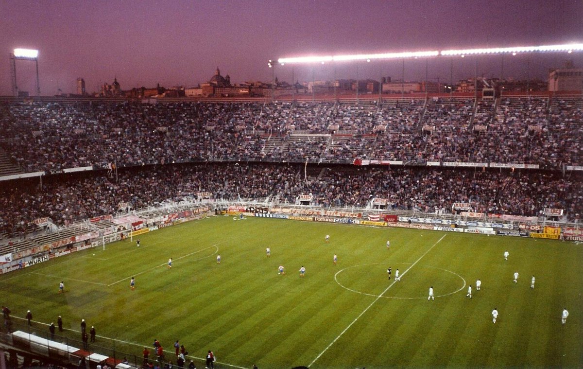 Football supporter atmosphere (archive photo). Source: Wikimedia Commons.