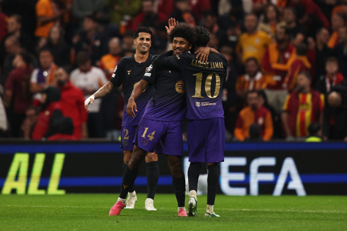 Lamine Yamal (số 10) cùng đồng đội Barcelona ăn mừng trước khán đài Galatasaray ở Champions League, ảnh báo chí ngày 14/10/2026. Nguồn: Barca Universal.