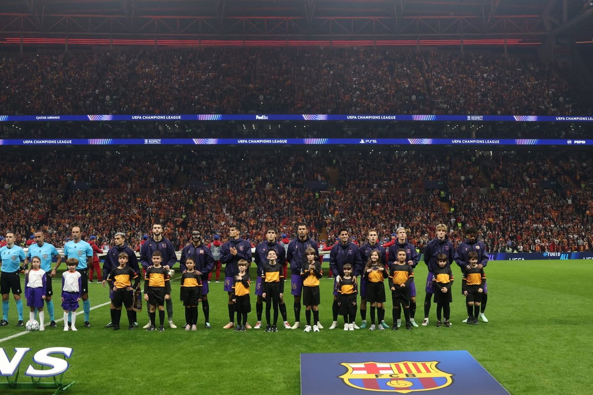Cầu thủ Barcelona xếp hàng trước một trận đấu ở Champions League, ảnh báo chí ngày 14/10/2026. Nguồn: Barca Universal.