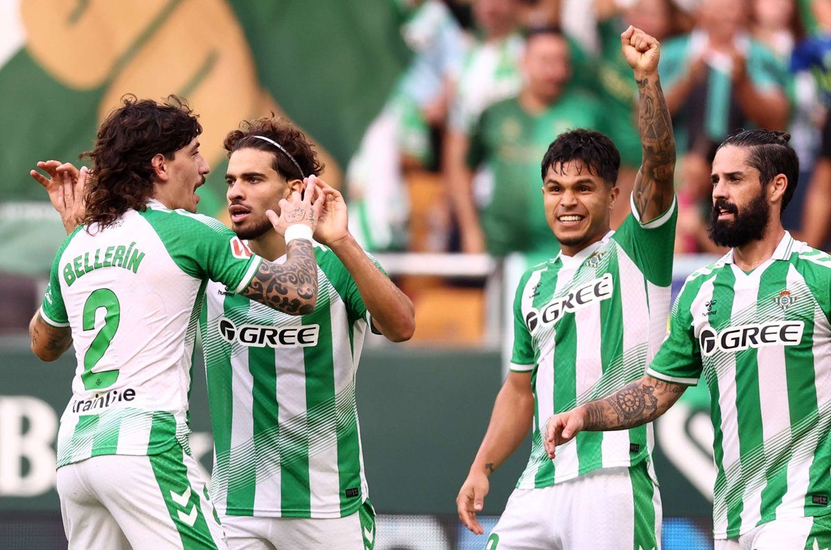 Cầu thủ Real Betis ăn mừng trên sân, Héctor Bellerín (số 2) ở bên trái, ảnh báo chí ngày 11/10/2026. Nguồn: Get Spanish Football News.
