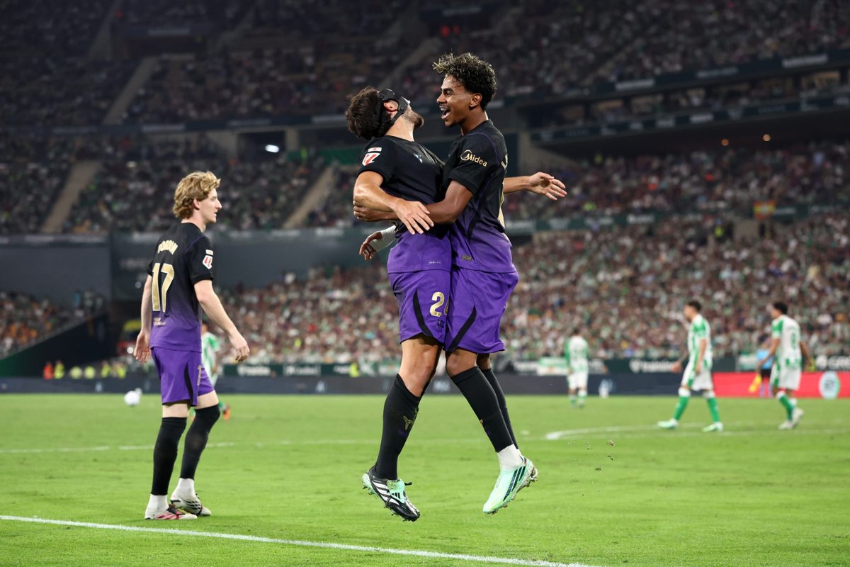 Barcelona players celebrate on the pitch in a recent match, press photo of 18 Oct 2026. Source: Barca Universal.