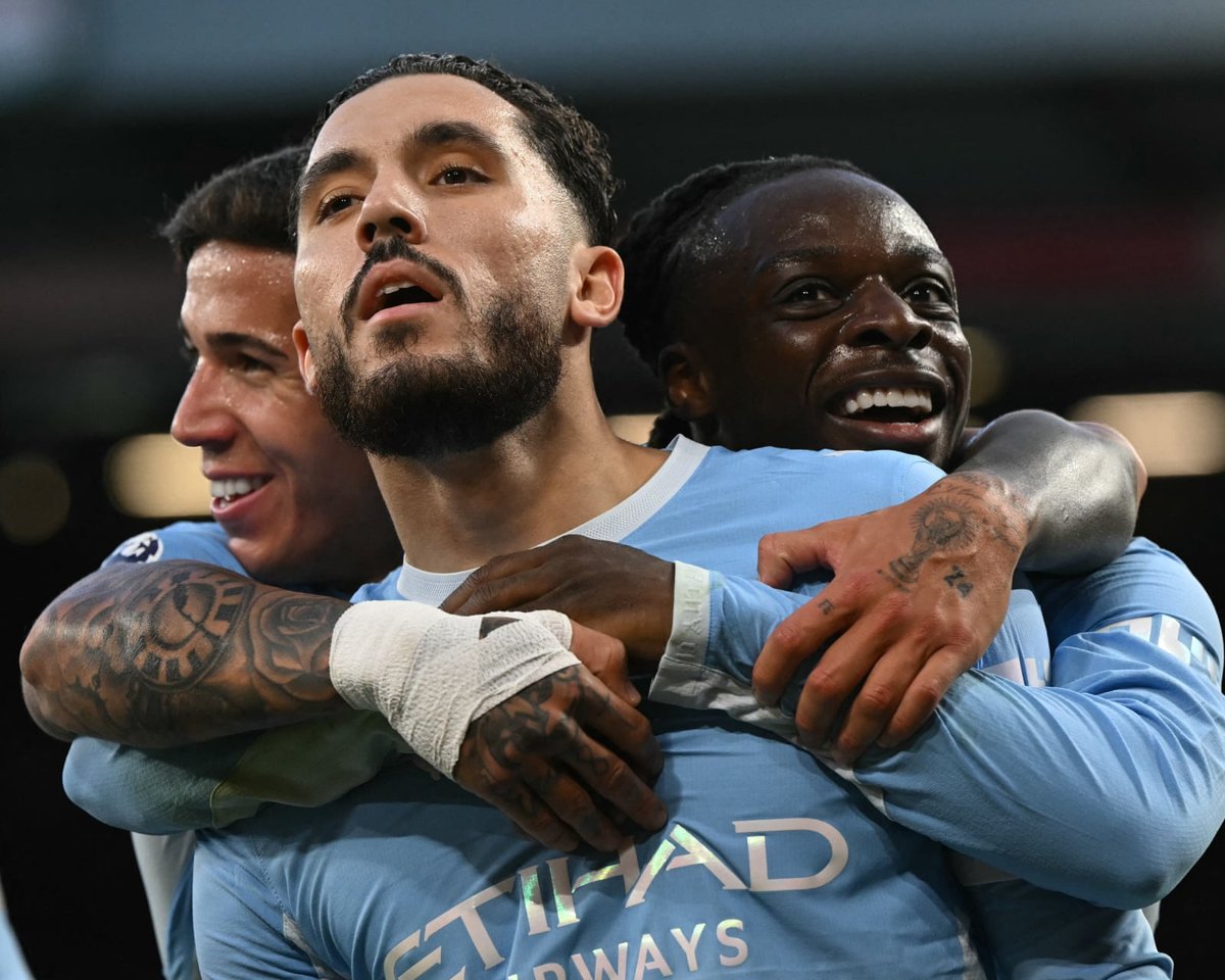 Rayan Cherki được Jérémy Doku và Enzo Fernández chúc mừng sau bàn thắng thứ ba của Manchester City, ảnh báo chí ngày 11/10/2026. Nguồn: The Guardian.